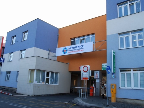 Pardubická nemocnice by mohla díky investici kraje nabídnout v roce 2026 téměř 900 parkovacích míst